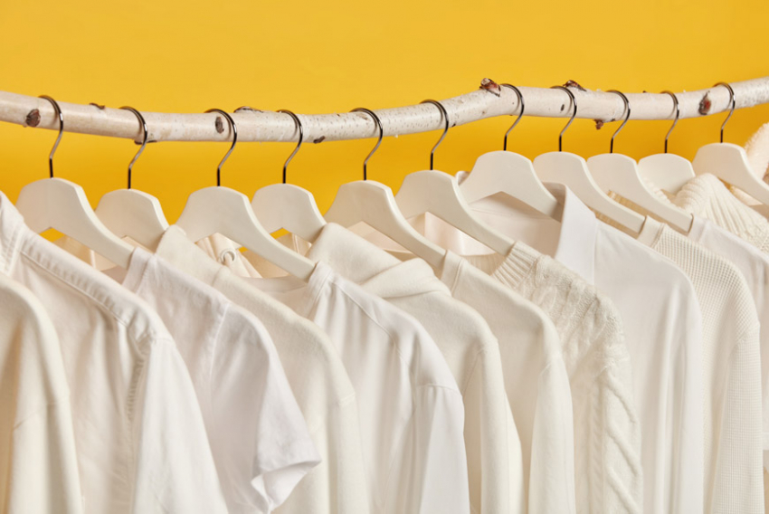 <a href="https://ru.freepik.com/free-photo/horizontal-shot-of-white-womens-clothing-hanging-on-racks-isolated-over-yellow-background-dressing-room-with-female-outfits_12702069.htm#page=2&query=%D1%87%D0%B8%D1%81%D1%82%D1%8B%D0%B5%20%D0%B1%D0%B5%D0%BB%D1%8B%D0%B5%20%D1%80%D1%83%D0%B1%D0%B0%D1%88%D0%BA%D0%B8&position=14&from_view=search&track=ais">Изображение от wayhomestudio</a> на Freepik