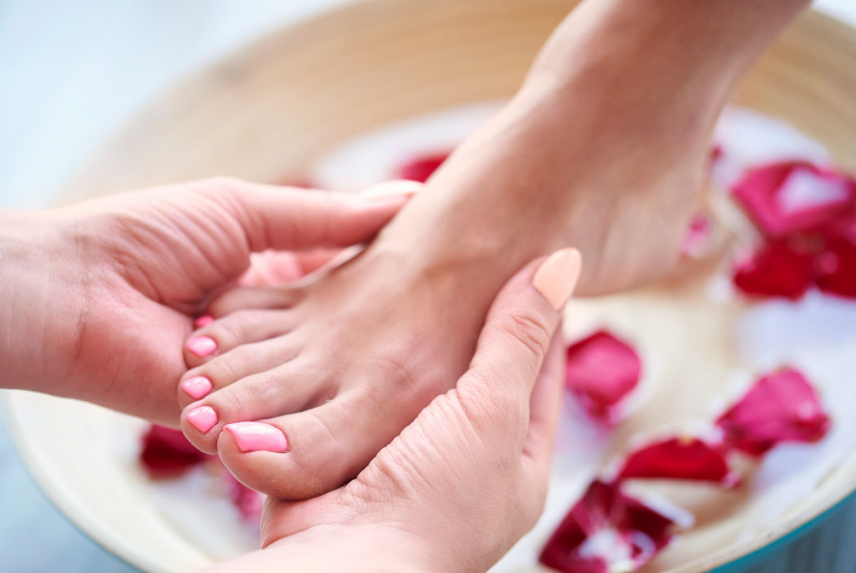 <a href="https://ru.freepik.com/free-photo/woman-s-feet-bowl-with-water-petal_16181284.htm#fromView=search&page=1&position=1&uuid=3ecc45ba-3dc1-44f1-a248-83b9aff6c42f&query=%D0%BF%D0%B5%D0%B4%D0%B8%D0%BA%D1%8E%D1%80">Изображение от gpointstudio на Freepik</a>