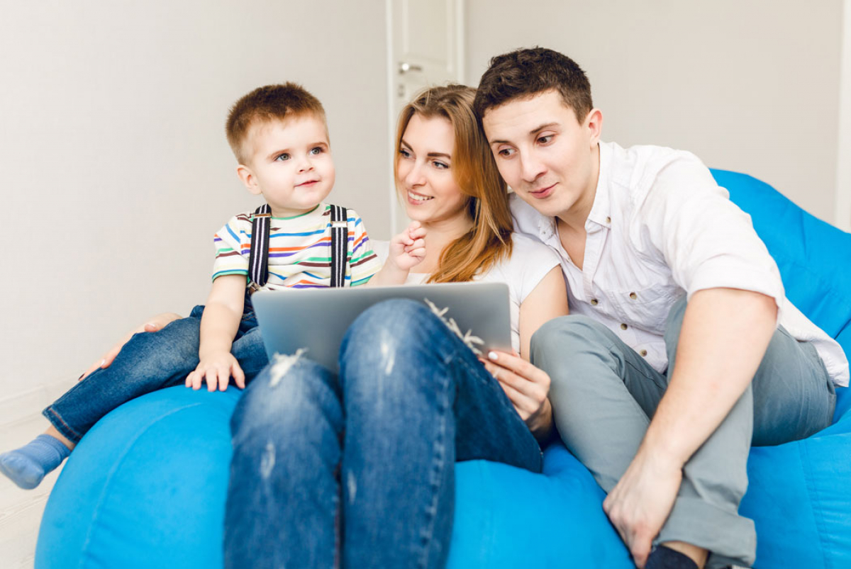 <a href="https://ru.freepik.com/free-photo/young-family-two-parents-one-boy-child-sit-blue-sack-chairs_9860653.htm#fromView=search&amp;page=1&amp;position=31&amp;uuid=f24f5fa3-0581-4757-ab82-5092e287121e&amp;query=%D1%8D%D0%BA%D0%BE%D0%BD%D0%BE%D0%BC%D0%B8%D1%8F+%D1%81%D0%B5%D0%BC%D1%8C%D1%8F"><span style="color:#a9a9a9;">Изображение от lookstudio на Freepik</span></a></em></p>