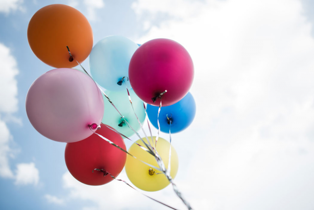 <a href="https://ru.freepik.com/free-photo/young-girl-hand-holding-colorful-balloons_2524817.htm">Изображение от freepik</a>