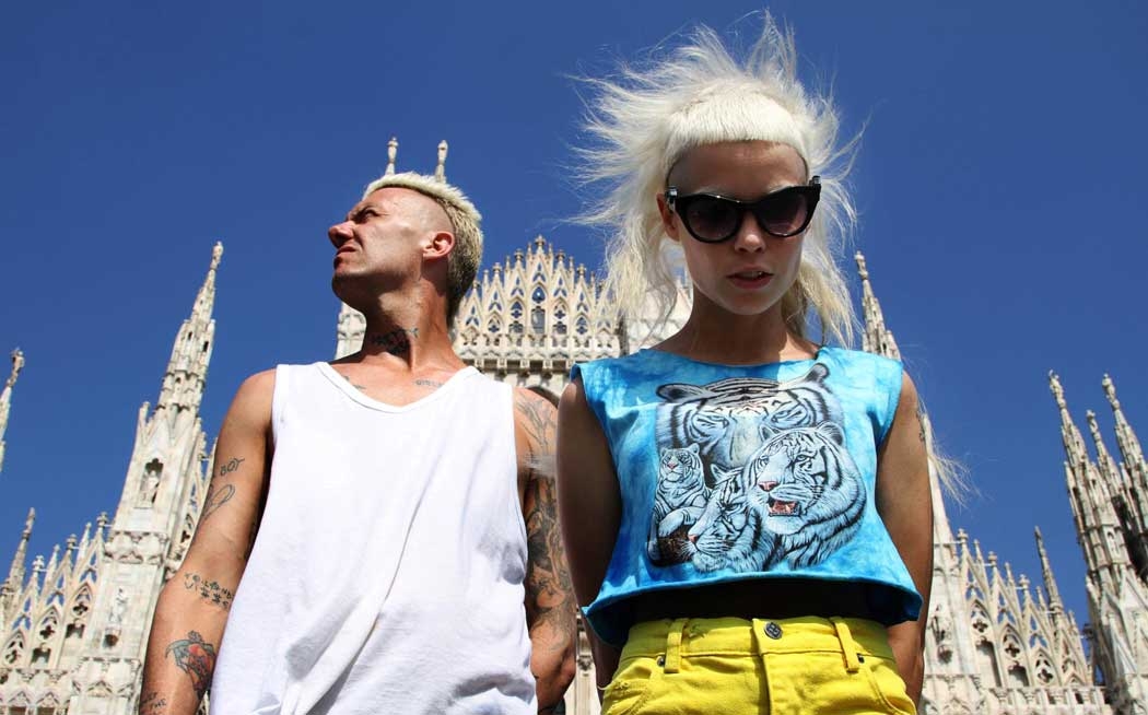 <a href="https://www.facebook.com/search/str/Die+Antwoord/photos-keyword" target="_blank">Официальная страница группы в Facebook</a>