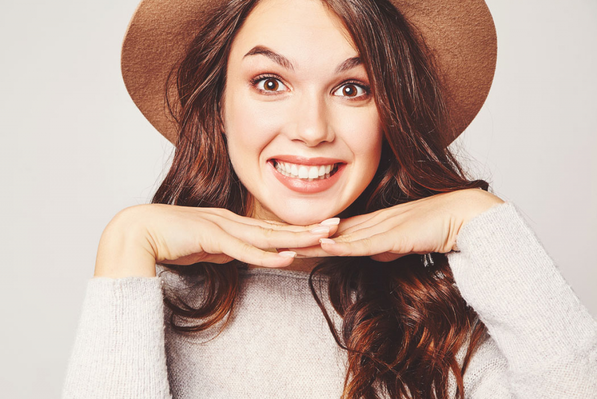 <a href="https://ru.freepik.com/free-photo/portrait-young-stylish-laughing-model-gray-casual-summer-clothes-brown-hat-with-natural-makeup_7122261.htm#fromView=search&page=1&position=15&uuid=7c400f46-021b-4d40-b0cb-a93e5ec7f63c&query=%D0%BA%D1%80%D0%B0%D1%81%D0%B8%D0%B2%D0%B0%D1%8F+%D1%83%D0%BB%D1%8B%D0%B1%D0%BA%D0%B0">Изображение от halayalex на Freepik</a>