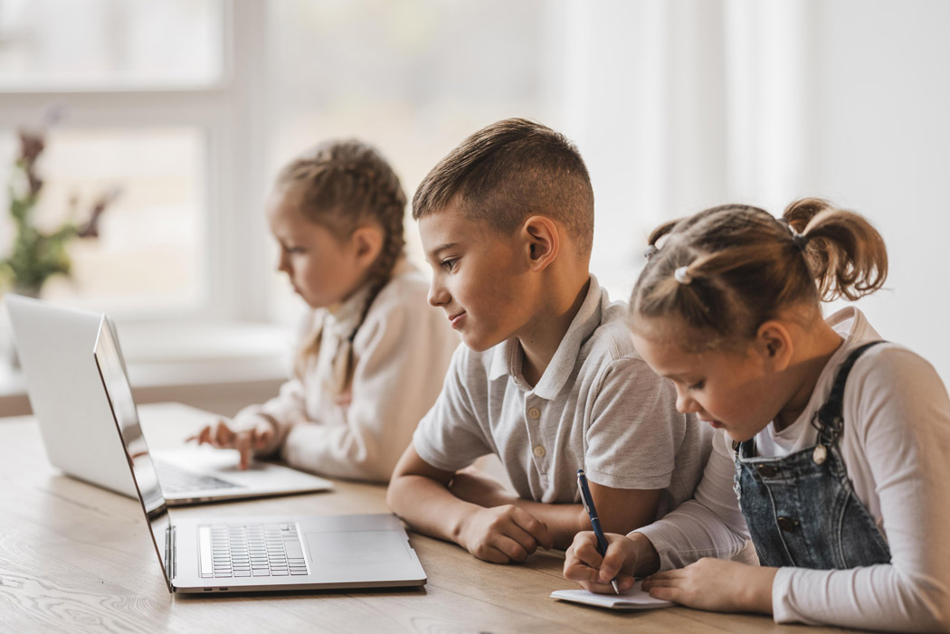 Изображение от <a href="https://ru.freepik.com/free-photo/little-kids-using-laptops-at-school_11233536.htm#query=%D0%B4%D0%B5%D1%82%D0%B8%20%D0%B8%20%D0%BA%D0%BE%D0%BC%D0%BF%D1%8C%D1%8E%D1%82%D0%B5%D1%80&position=0&from_view=search&track=ais">Freepik</a>