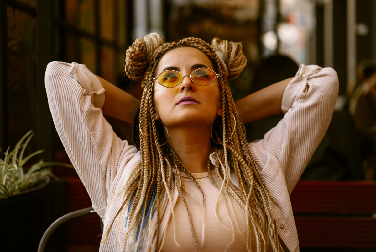 <a href="https://ru.freepik.com/free-photo/young-beautiful-multiracial-woman-with-blonde-afro-hairstyle-braids-zizi-street-cafe-yellow-sunglasses-bright-makeup-hippie-style_24477954.htm#fromView=search&page=2&position=19&uuid=376adf50-0201-44ad-9551-993d75281822&query=%D0%BA%D0%B0%D0%BD%D0%B5%D0%BA%D0%B0%D0%BB%D0%BE%D0%BD">Изображение от Kireyonok_Yuliya на Freepik</a>
