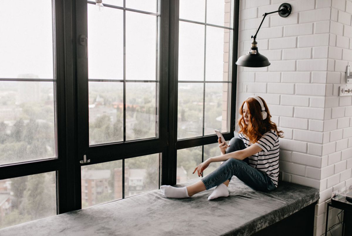 <a href="https://ru.freepik.com/free-photo/adorable-red-haired-girl-headphones-sitting-window-sill-indoor-shot-pensive-ginger-lady-using-phone-home_11578066.htm#fromView=search&page=1&position=0&uuid=c9c73617-ee91-498e-a2b3-4d523a12bedd&query=%D0%BE%D0%BA%D0%BD%D0%B0+%D0%BA%D0%B2%D0%B0%D1%80%D1%82%D0%B8%D1%80%D0%B0">Изображение от lookstudio на Freepik</a>