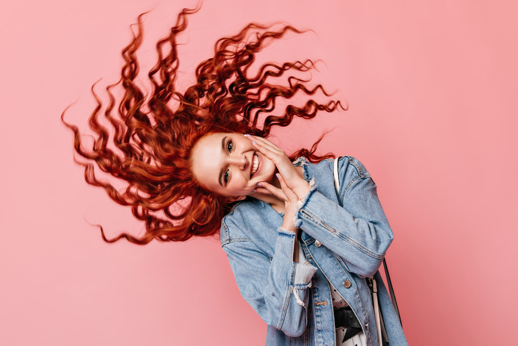 <a href="https://ru.freepik.com/free-photo/wonderful-ginger-woman-dancing-on-pink-background-gorgeous-red-haired-girl-in-denim-jacket-having-fun-in-studio_12884456.htm#page=5&query=%D0%B4%D0%BB%D0%B8%D0%BD%D0%BD%D1%8B%D0%B9%20%D0%B2%D0%BE%D0%BB%D0%BE%D1%81%D1%8B&position=18&from_view=search&track=ais">Изображение от lookstudio</a> на Freepik