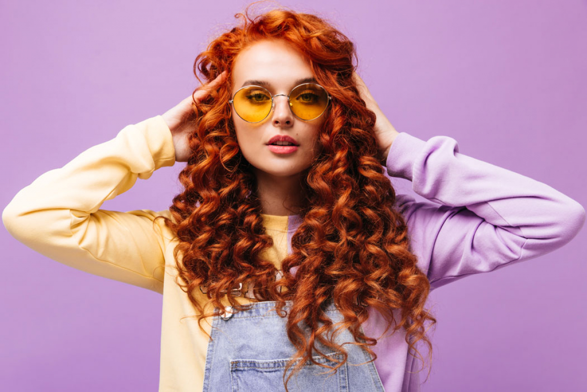 <a href="https://ru.freepik.com/free-photo/charming-girl-denim-sundress-sweater-touches-her-red-hair-poses-wearing-glasses_15696835.htm#fromView=search&page=9&position=46&uuid=0e68c539-8714-4fd9-bf91-9390d79c92c9&query=%D0%BA%D0%B0%D0%BD%D0%B5%D0%BA%D0%B0%D0%BB%D0%BE%D0%BD">Изображение от lookstudio на Freepik</a>