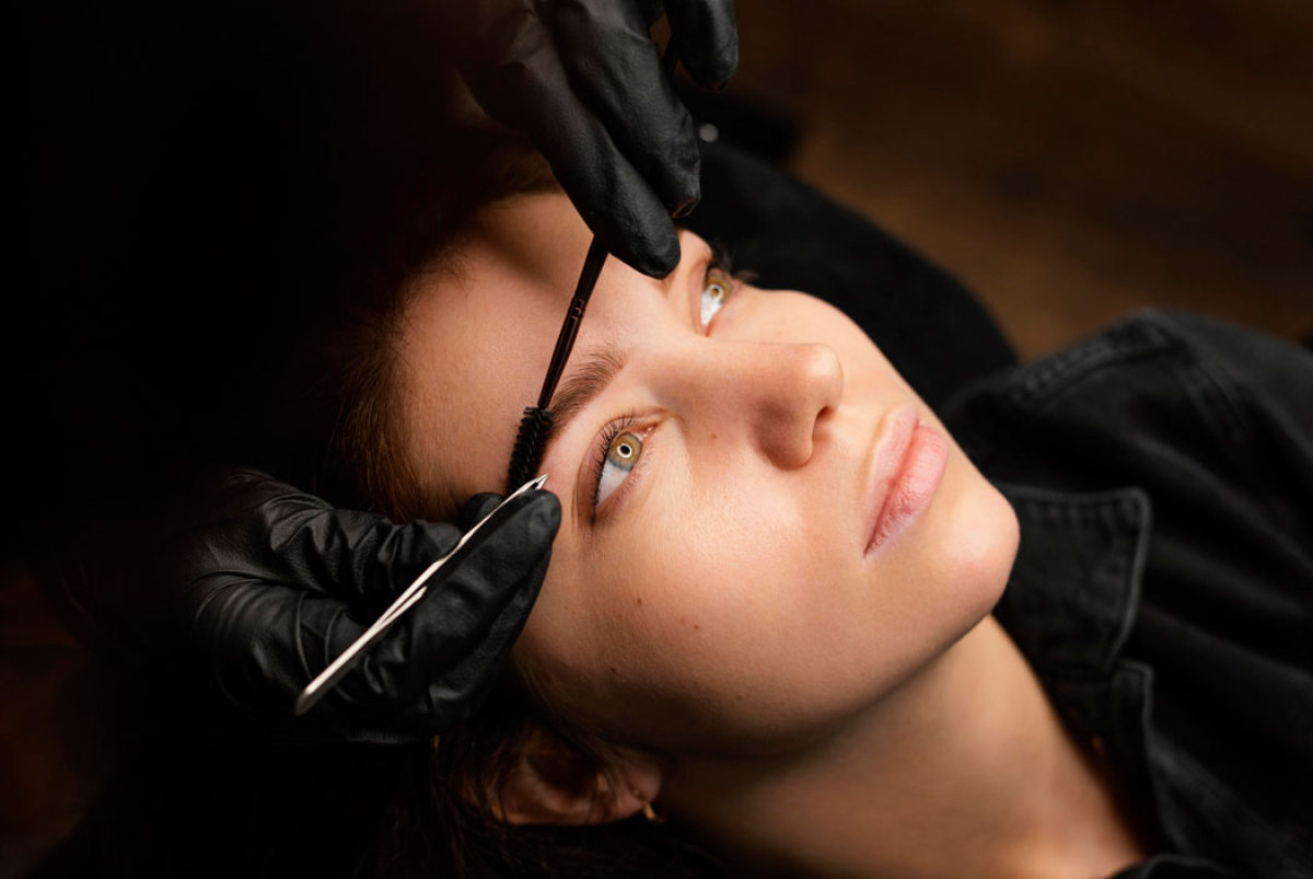 <a href="https://ru.freepik.com/free-photo/high-angle-female-clinician-doing-eyebrow-treatment-female-customer_12387780.htm#fromView=search&page=1&position=22&uuid=06e7a6fa-e608-46dc-a21c-3acad76048ba&query=%D0%B1%D1%80%D0%BE%D0%B2%D0%B8%D1%81%D1%82">Изображение от freepik</a>