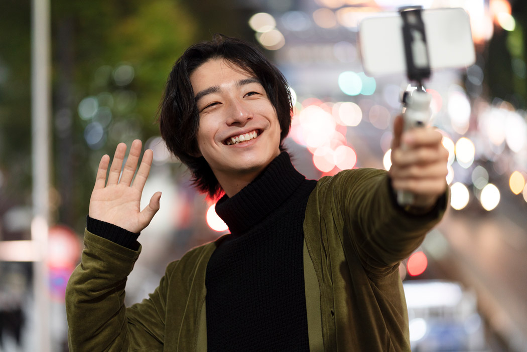 <a href="https://ru.freepik.com/free-photo/young-japanese-influencer-recording-vlog_20546444.htm#fromView=search&page=2&position=9&uuid=20fc0c7e-ec32-4ec9-a9b4-b0ed6a6df1b6">Изображение от freepik</a>
