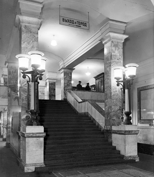 Лестница на станции «Сокол». 12 апреля 1947 год. Фото: В. Савостьянов, Л. Великжанин, wikipedia.org