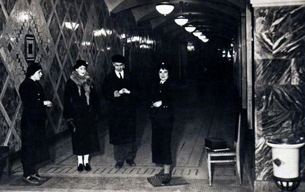Контролеры на входе станции «Сокол», 1938 год. Фотограф: Н.С.Грановский