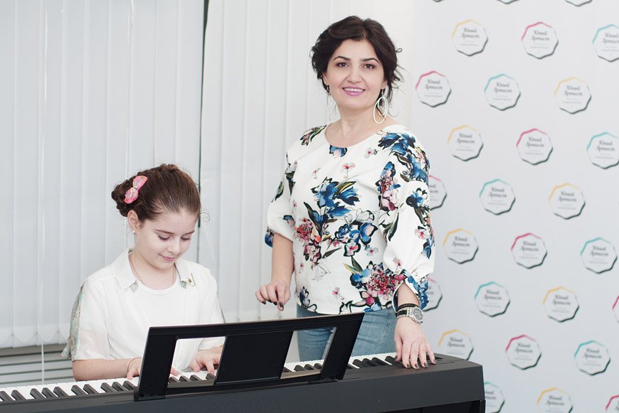 Мерине Меликян, генеральный директор Продюсерского центра «Юный Артист» с юной «звездой»