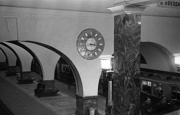 Часы над перроном станции метро «Сокол». Снимок сделан в 1940 году
