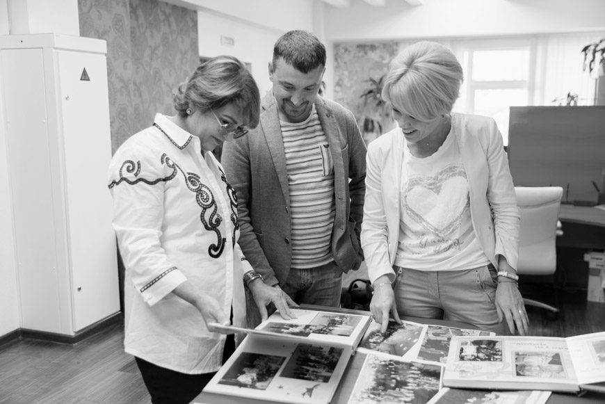 В этих альбомах хранятся фотографии первых ёлок «Социума» и других корпоративных мероприятий, которые организовала компания «МОСКВА-СОКОЛ». С Яной Смелянски и инженером по организации, эксплуатации, ремонту зданий и сооружений Сергеем Захаровым, 2019 год