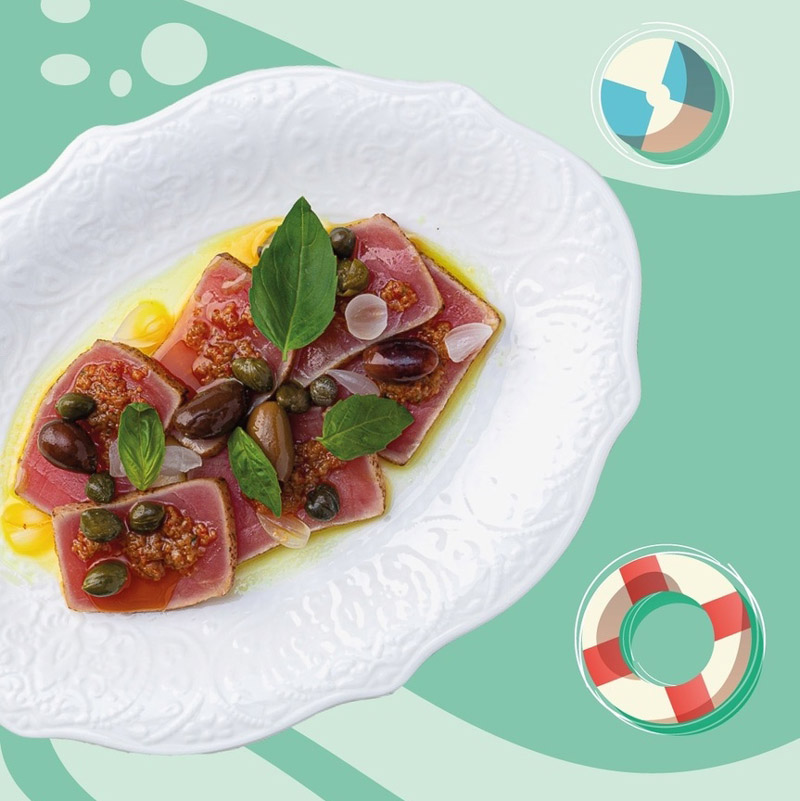 Обожженный тунец с оливками, каперсами и кремом из анчоусов и чили